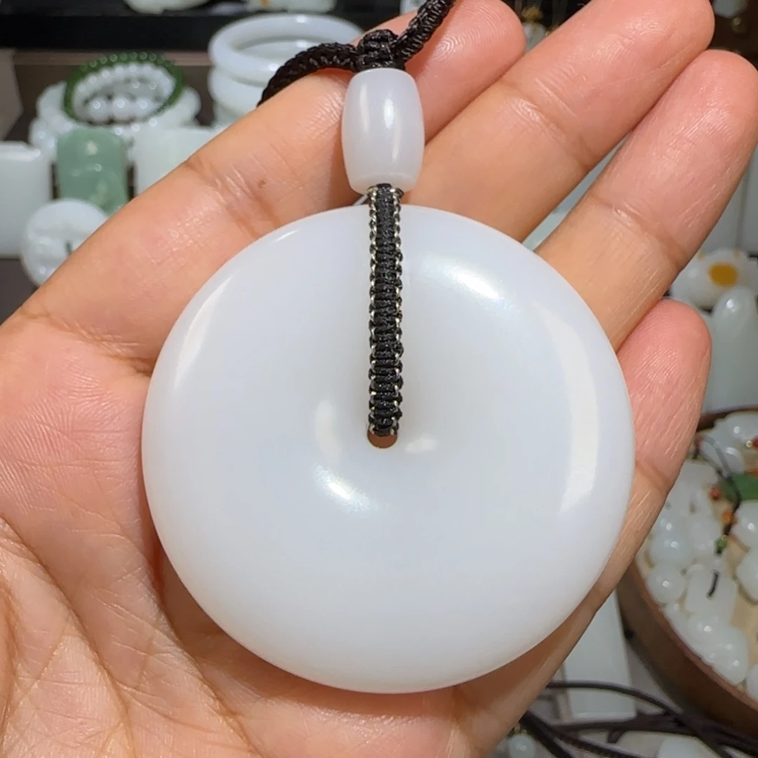 郑***友颈饰未镶嵌和田玉