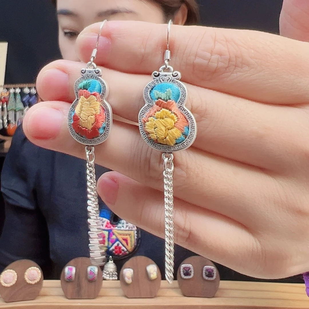 刺绣非遗手作饰品