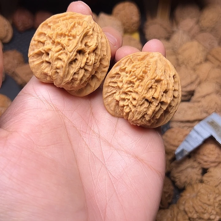 噎***春文玩核桃吊坠盘龙纹