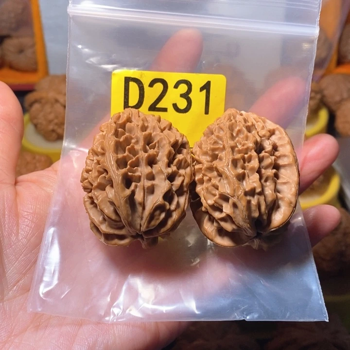 文玩核桃把件招财鼠。    37