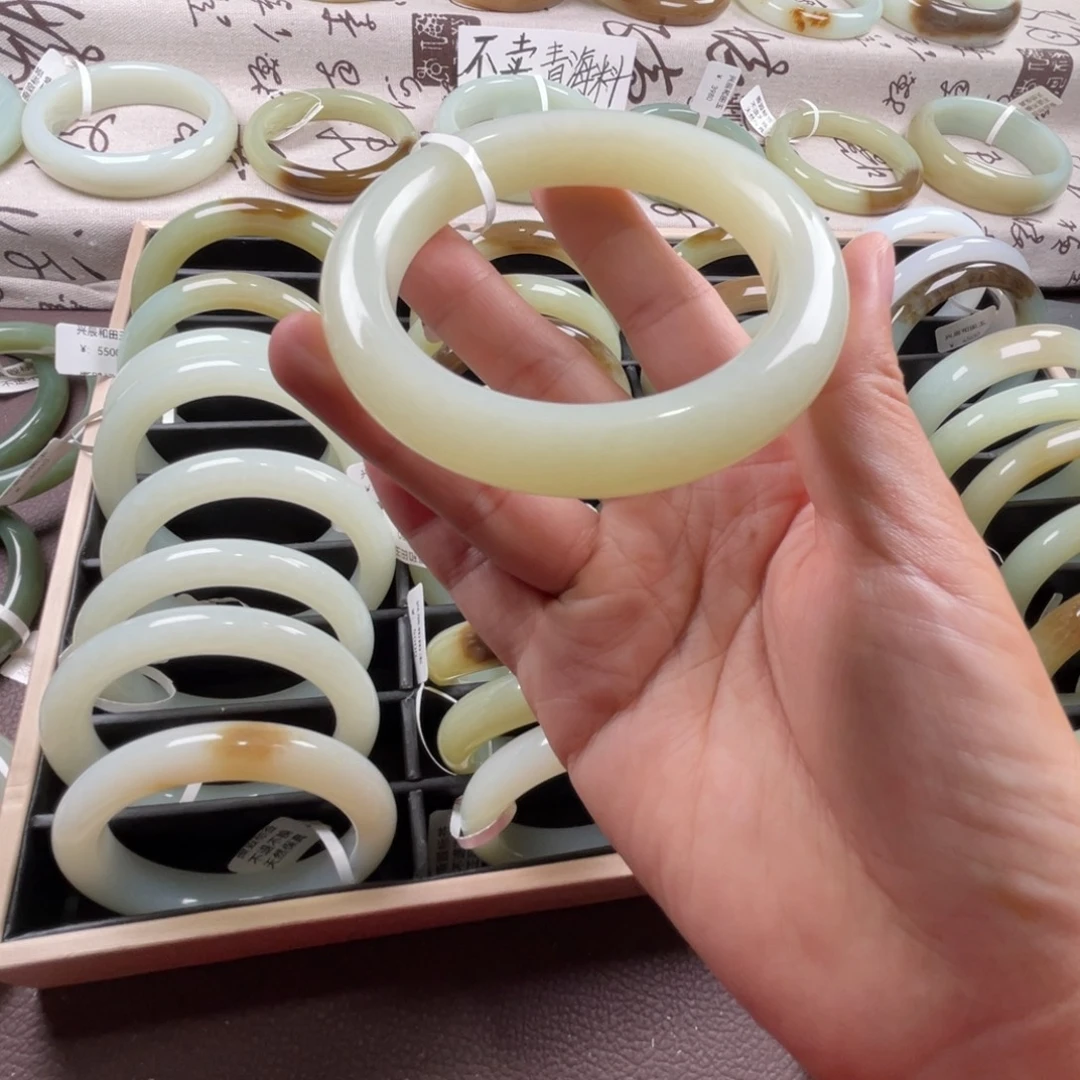 和田玉未镶嵌手镯