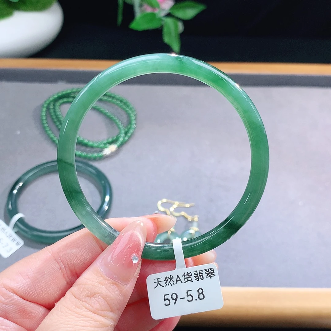 未镶嵌手镯（圆镯）翡翠