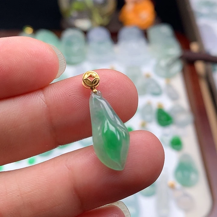 颈饰18K金镶嵌翡翠天然缅甸翡翠兰花