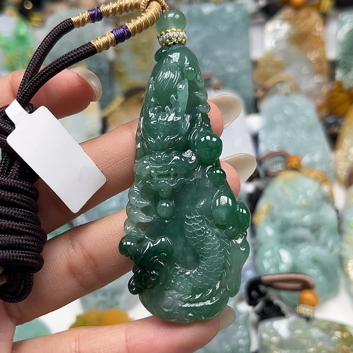 翡翠未镶嵌颈饰龙牌