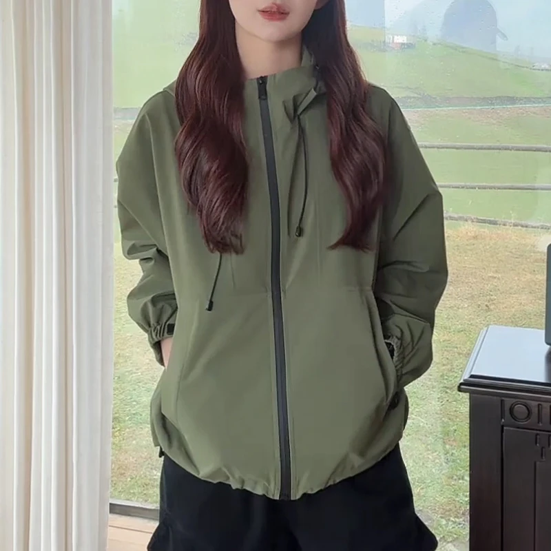 韩版时尚连帽冲锋衣短外套女2025年春秋新款休闲百搭运动夹克上衣