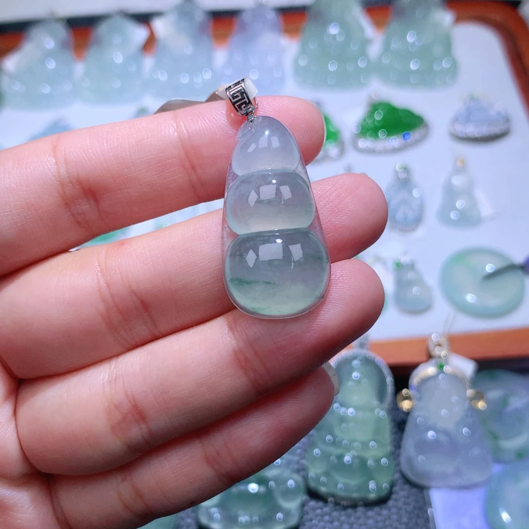 颈饰18K金镶嵌翡翠福豆