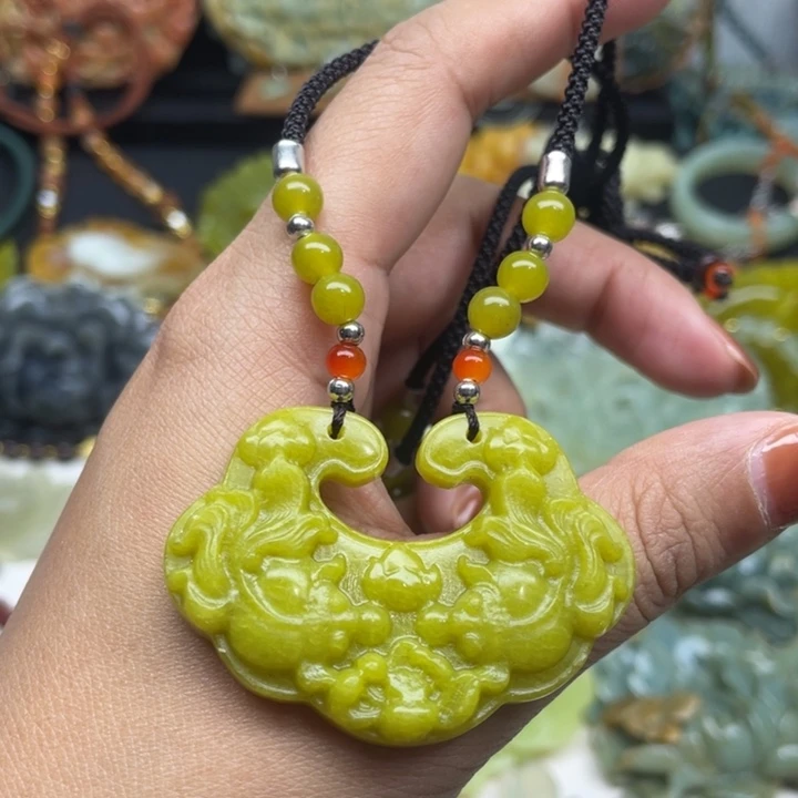 蛇纹石玉未镶嵌颈饰