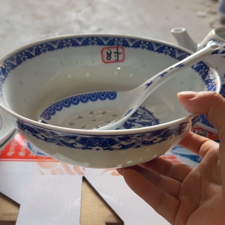 青花玲珑8寸牡丹汤碗一个汤勺
