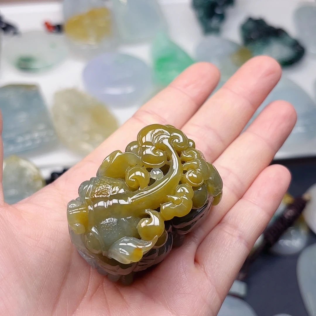 翡翠未镶嵌颈饰貔貅