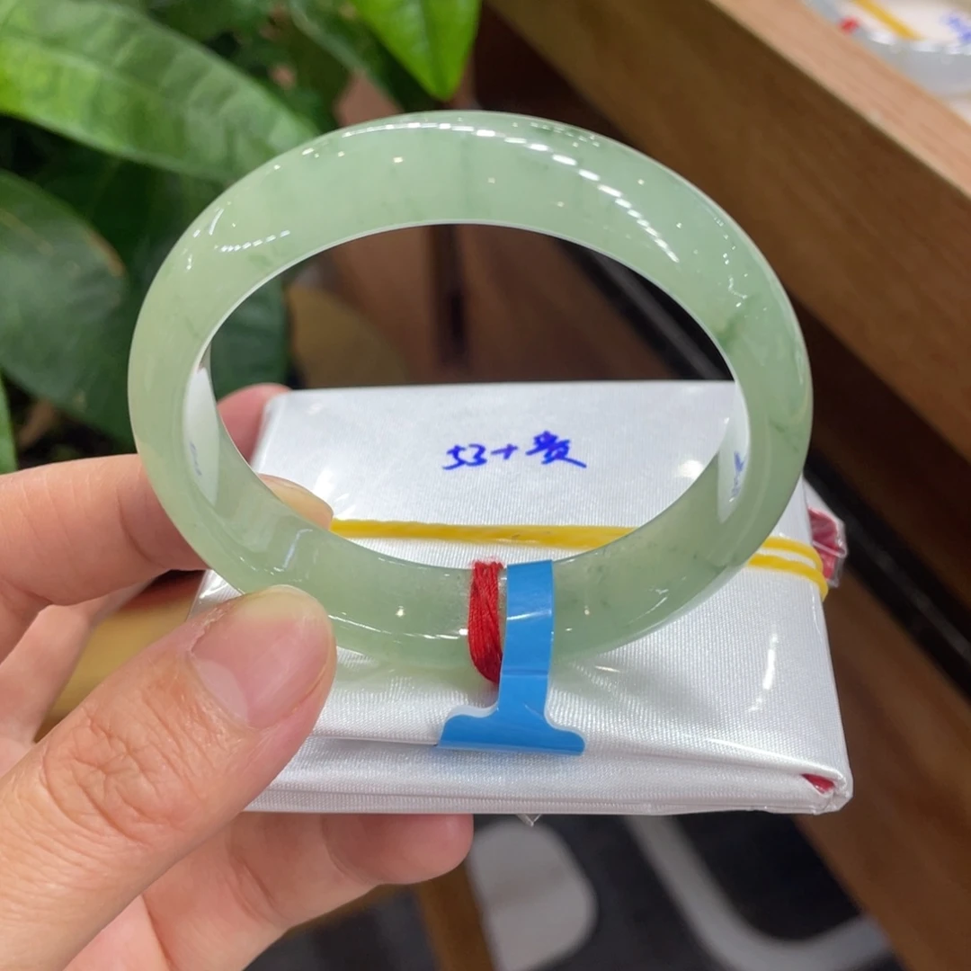 翡翠手镯未镶嵌天然翡翠