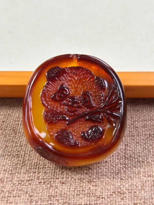 「顽石严选」天然原矿琥珀蜜蜡蒙万明老师作品熊猫42×38×16mm17克