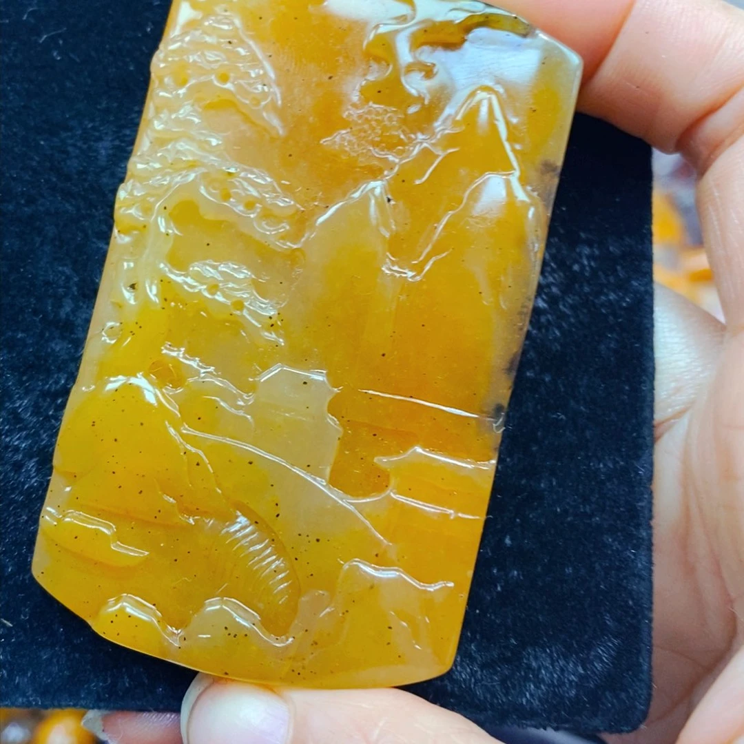 未镶嵌石英质玉（黄龙玉）颈饰