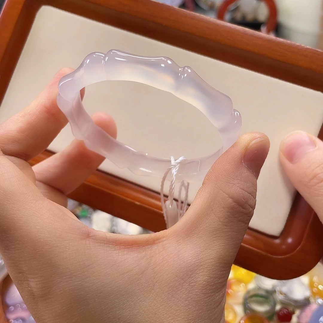 玛瑙/玉髓未镶嵌手镯不同角度不同光线下色不同