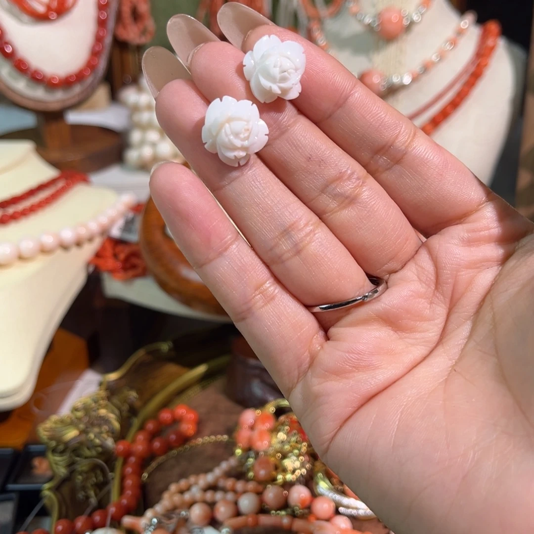 随***袁非金属猪油膏的耳钉