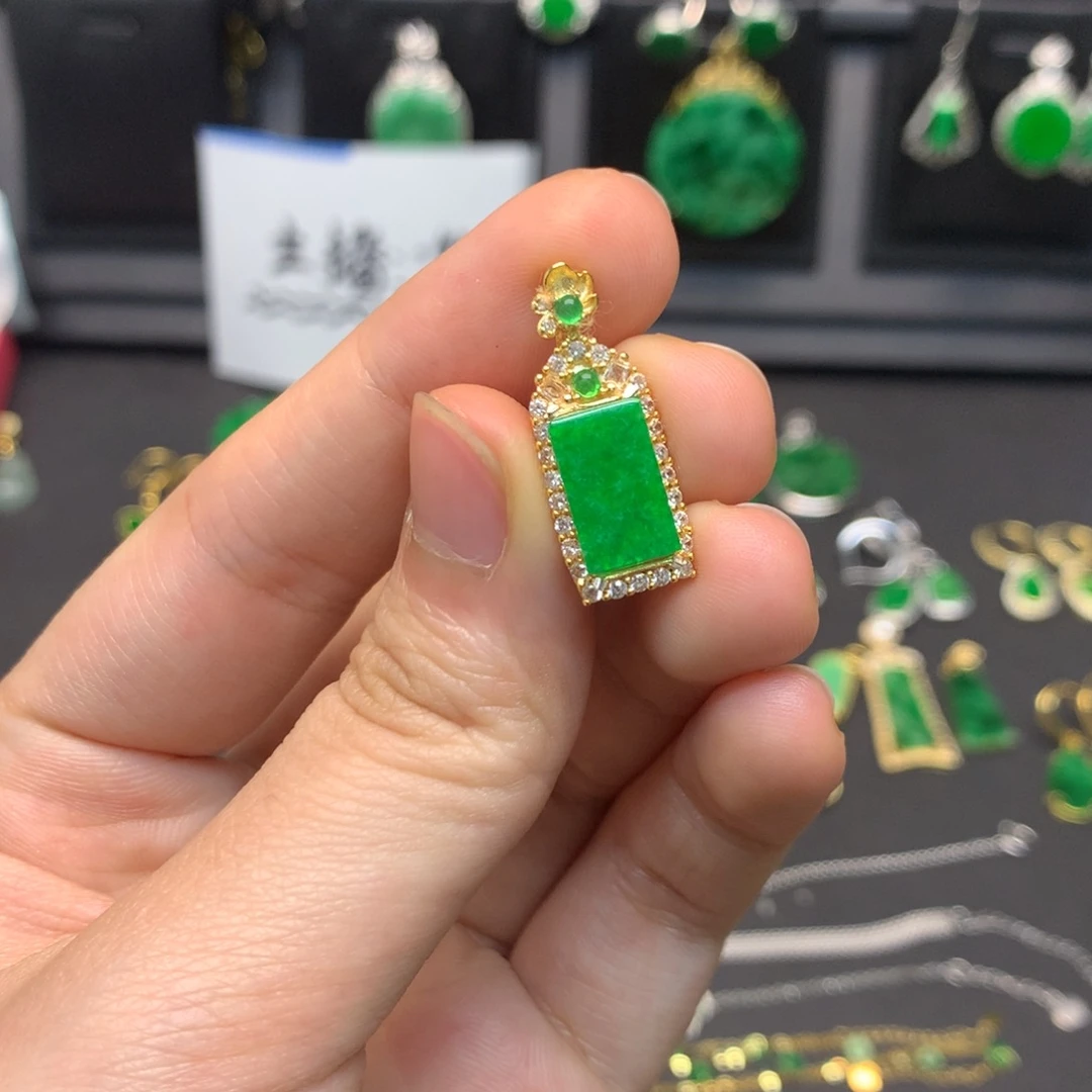 翡翠未镶嵌颈饰有纹裂