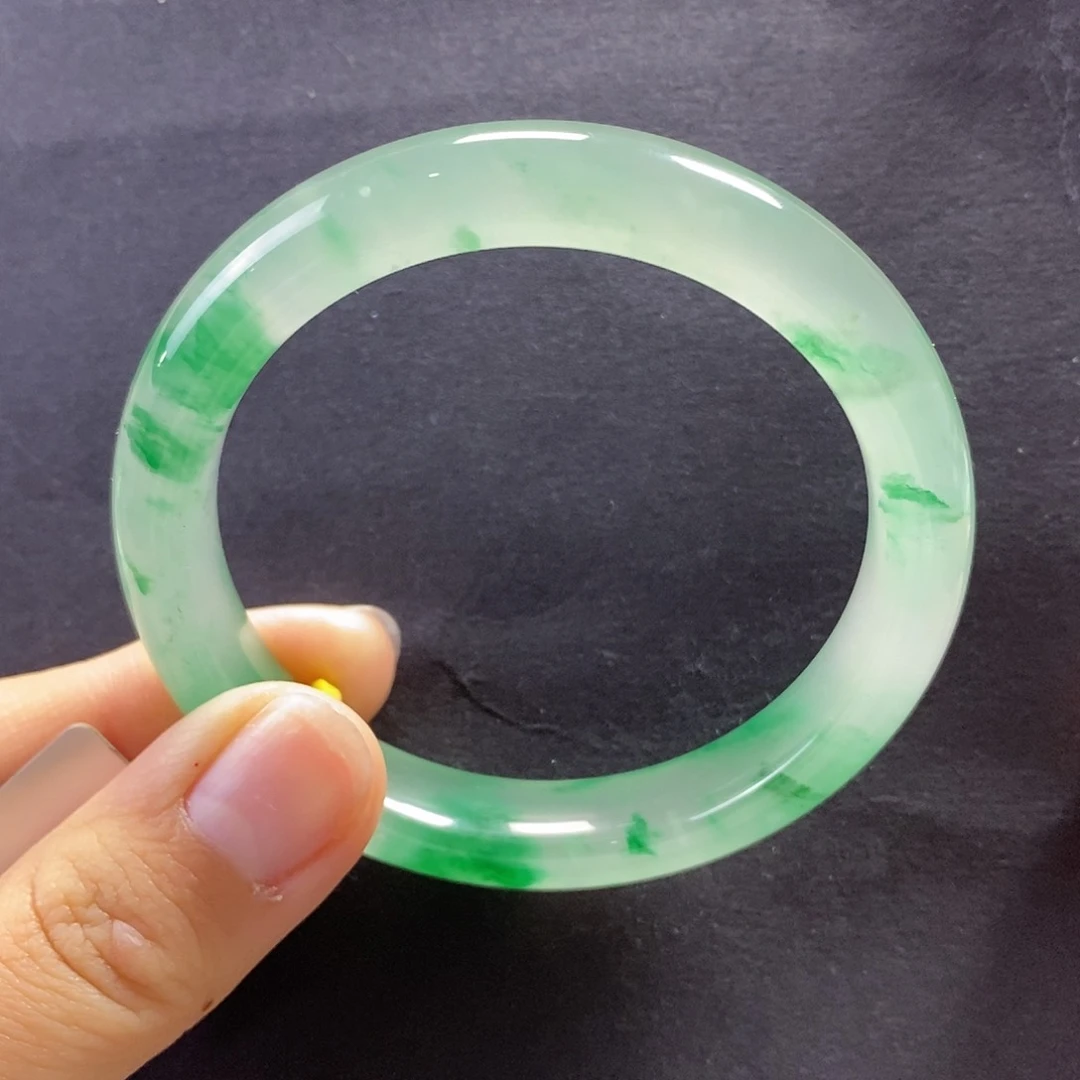 石英质玉手镯未镶嵌想**了