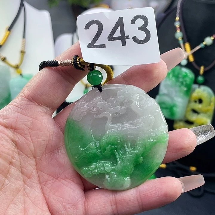 翡翠未镶嵌吊坠(赠链)