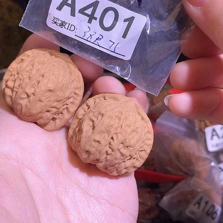 桃核把件一抹红核桃