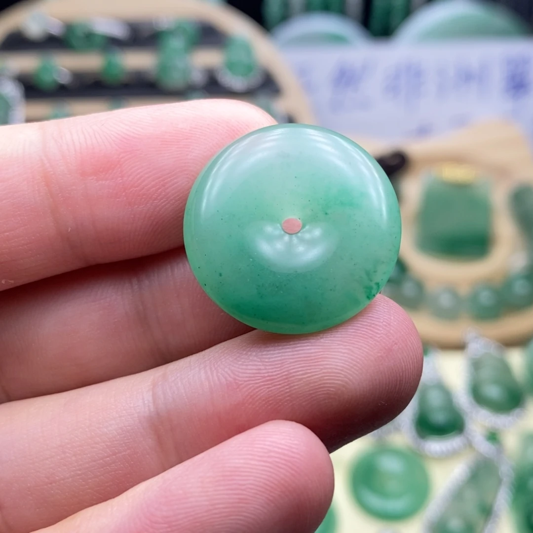 未镶嵌石英质玉（非洲翠）车挂