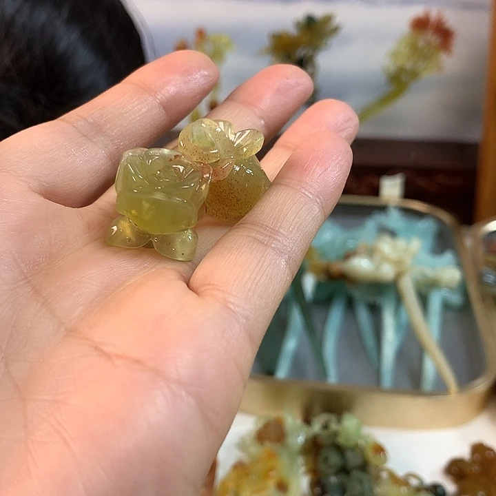 二***。蛇纹石玉合金耳饰