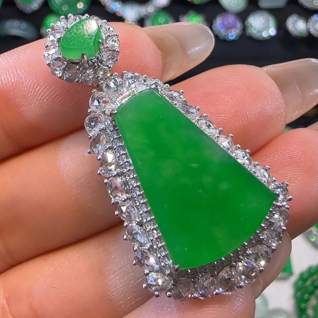 翡翠18K金镶嵌颈饰