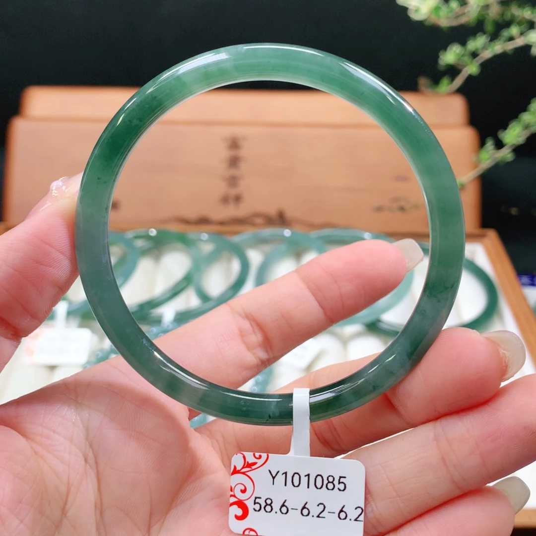 翡翠手镯未镶嵌天然