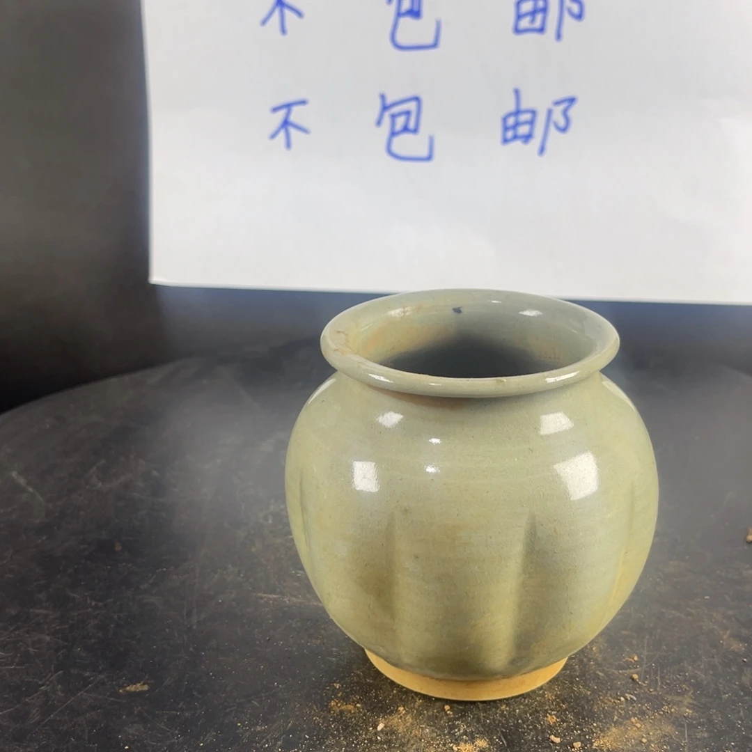 罐漂亮的小瓷器和