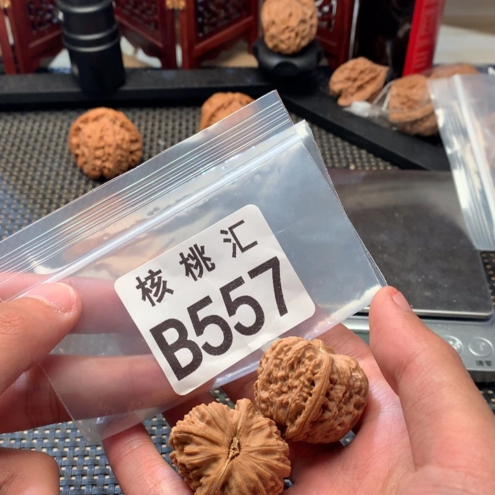文玩核桃吊坠白狮子