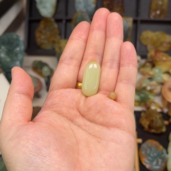 得***.蛇纹石玉未镶嵌颈饰