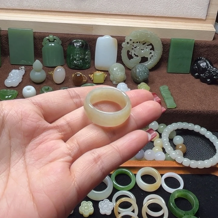 颈饰未镶嵌和田玉（糖玉）