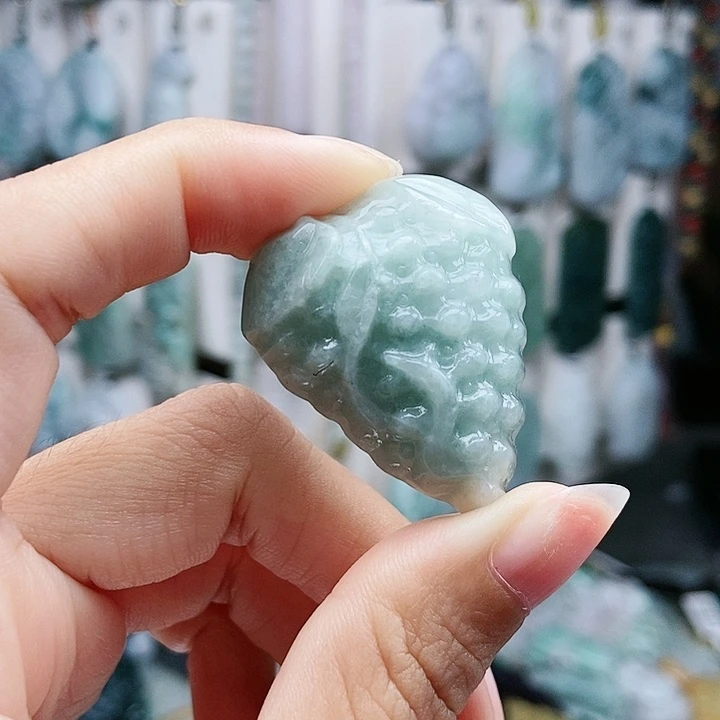 颈饰足铂镶嵌翡翠翡翠