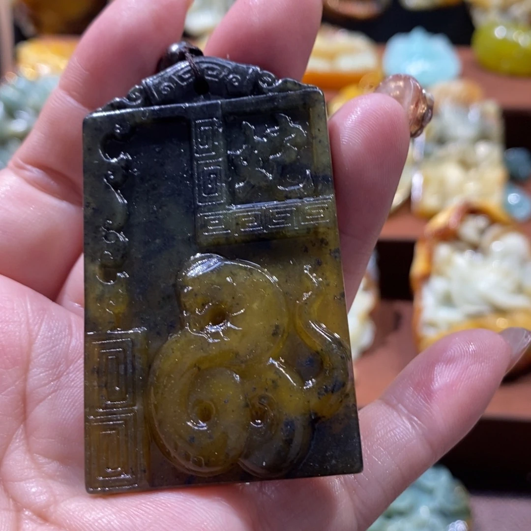 蛇纹石玉颈饰未镶嵌