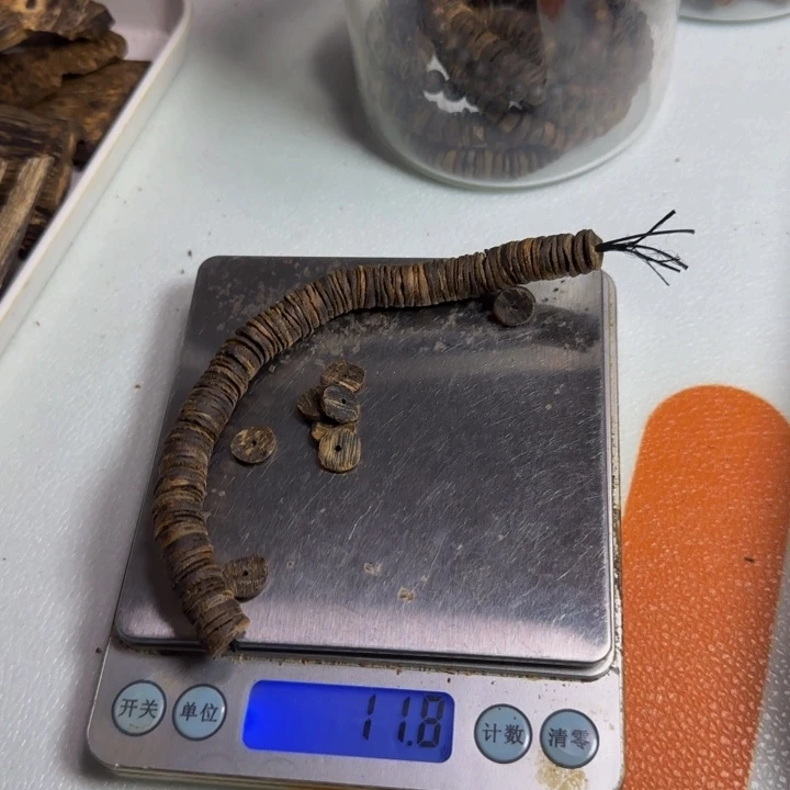 ぃ***࿐香榧木乌身沉水片珠1 1克