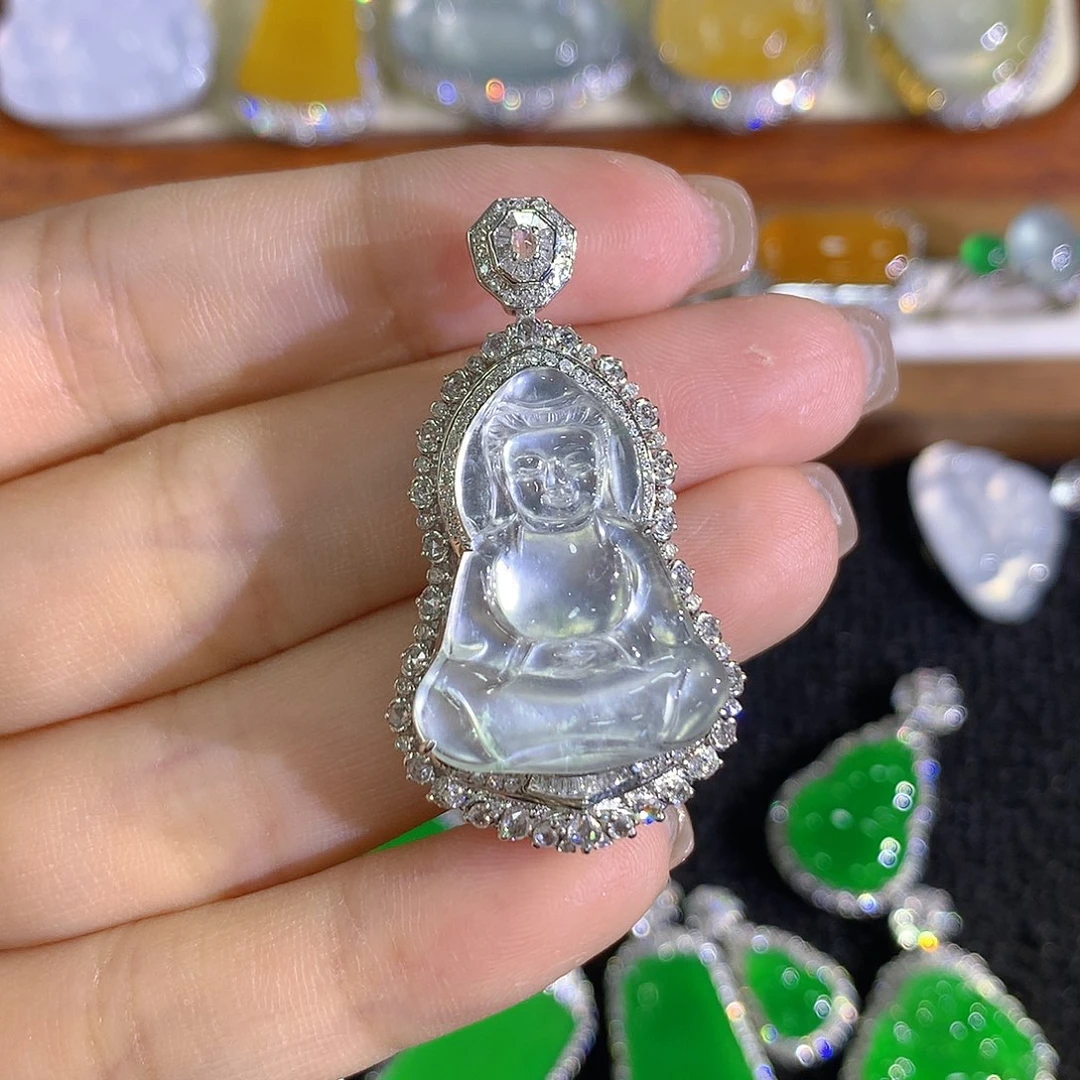 翡翠18K金镶嵌颈饰观音