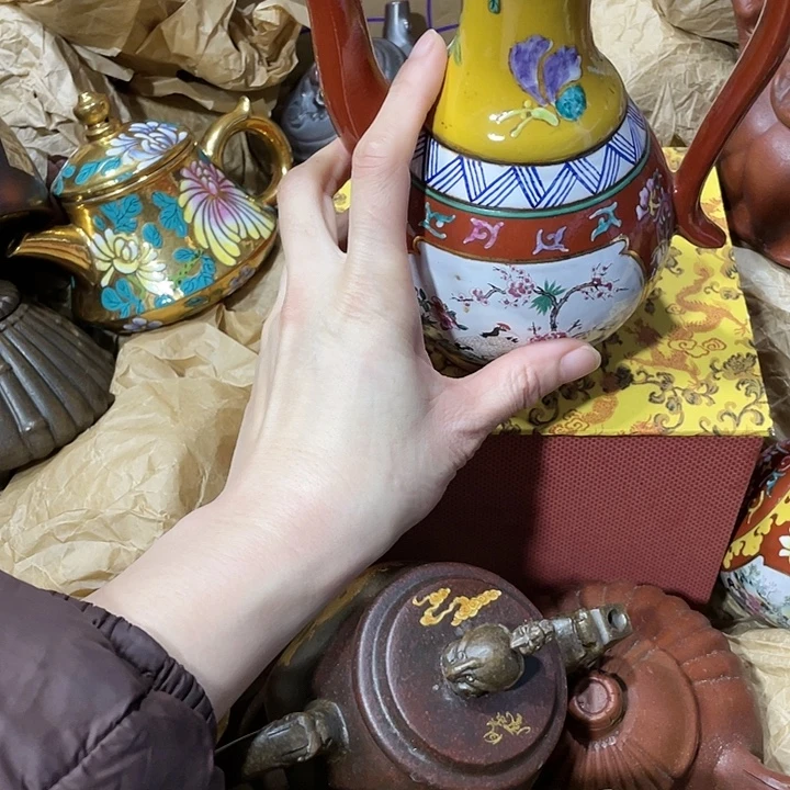 紫砂茶壶原矿泥料，手工制作的一把紫砂壶。