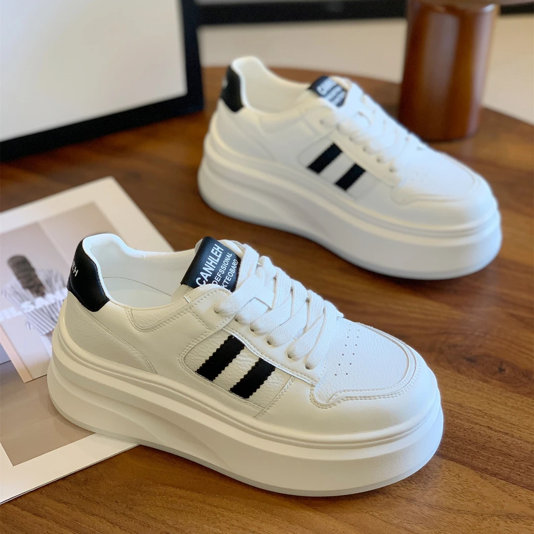 2025年新款秋季厚底增高简约时尚小白鞋子女百搭超火休闲运动板鞋