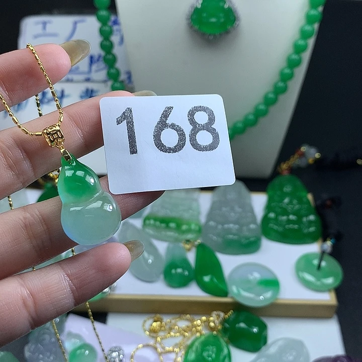 翡翠未镶嵌吊坠(赠链)