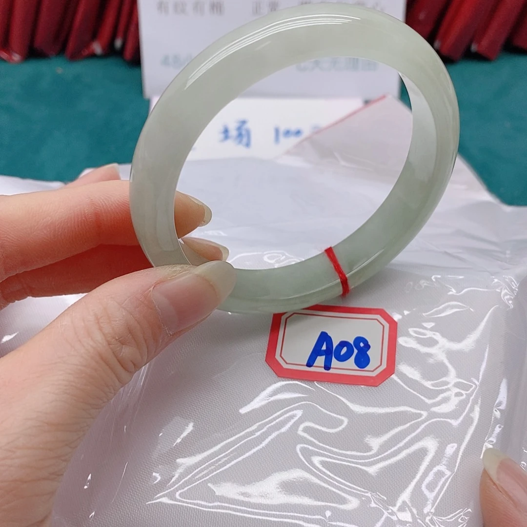 翡翠手镯未镶嵌夏***?A08888888