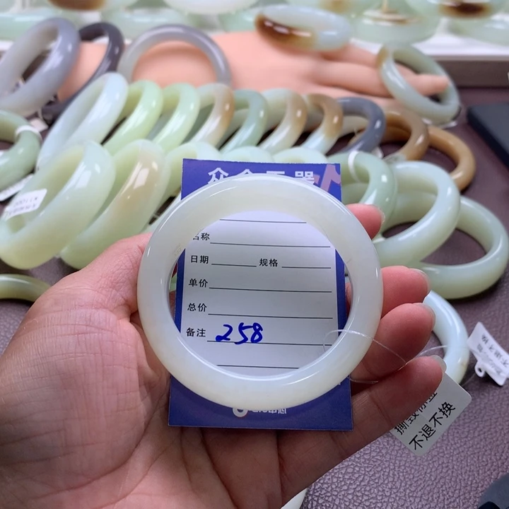 和田玉未镶嵌手镯