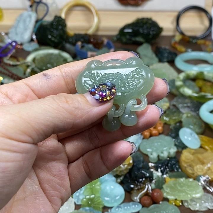 蛇纹石玉吊坠未镶嵌家***?