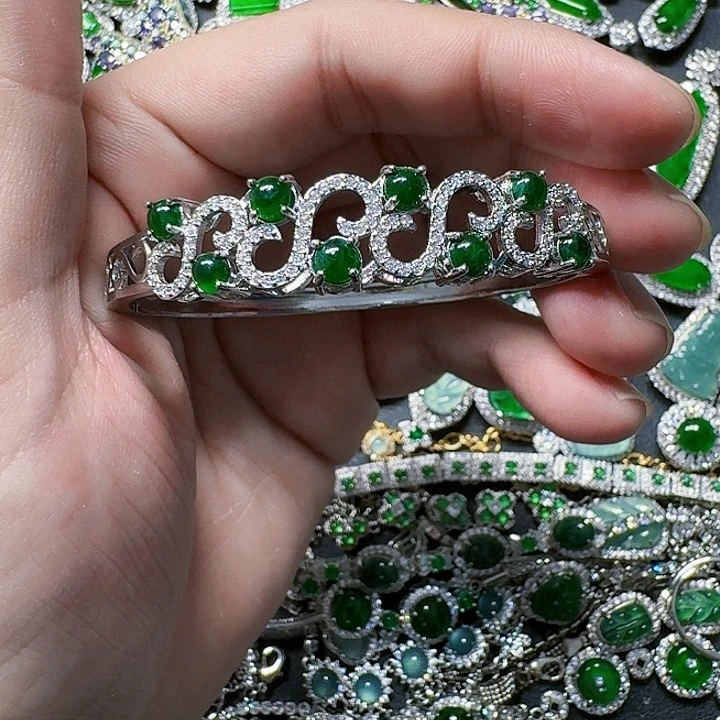 翡翠颈饰未镶嵌天然A货翡翠放漏