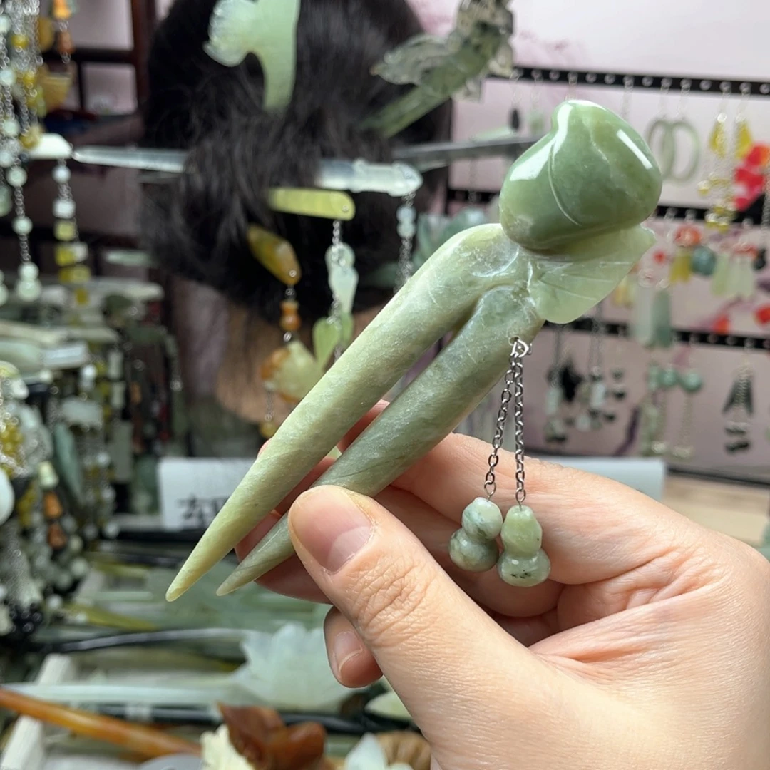 岫玉未镶嵌发饰长度13.5厘米左右，瑕疵款