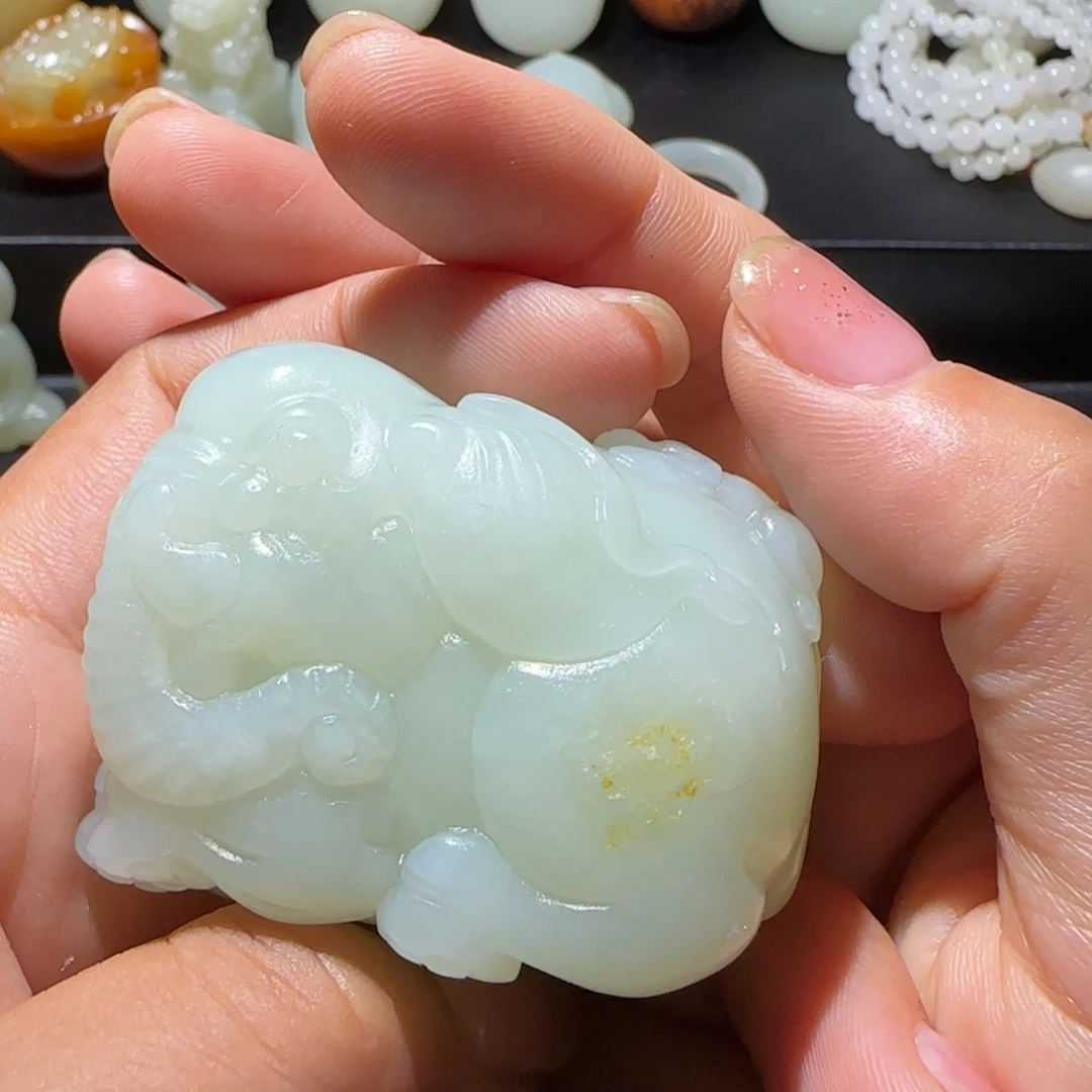 泃***人和田玉未镶嵌颈饰