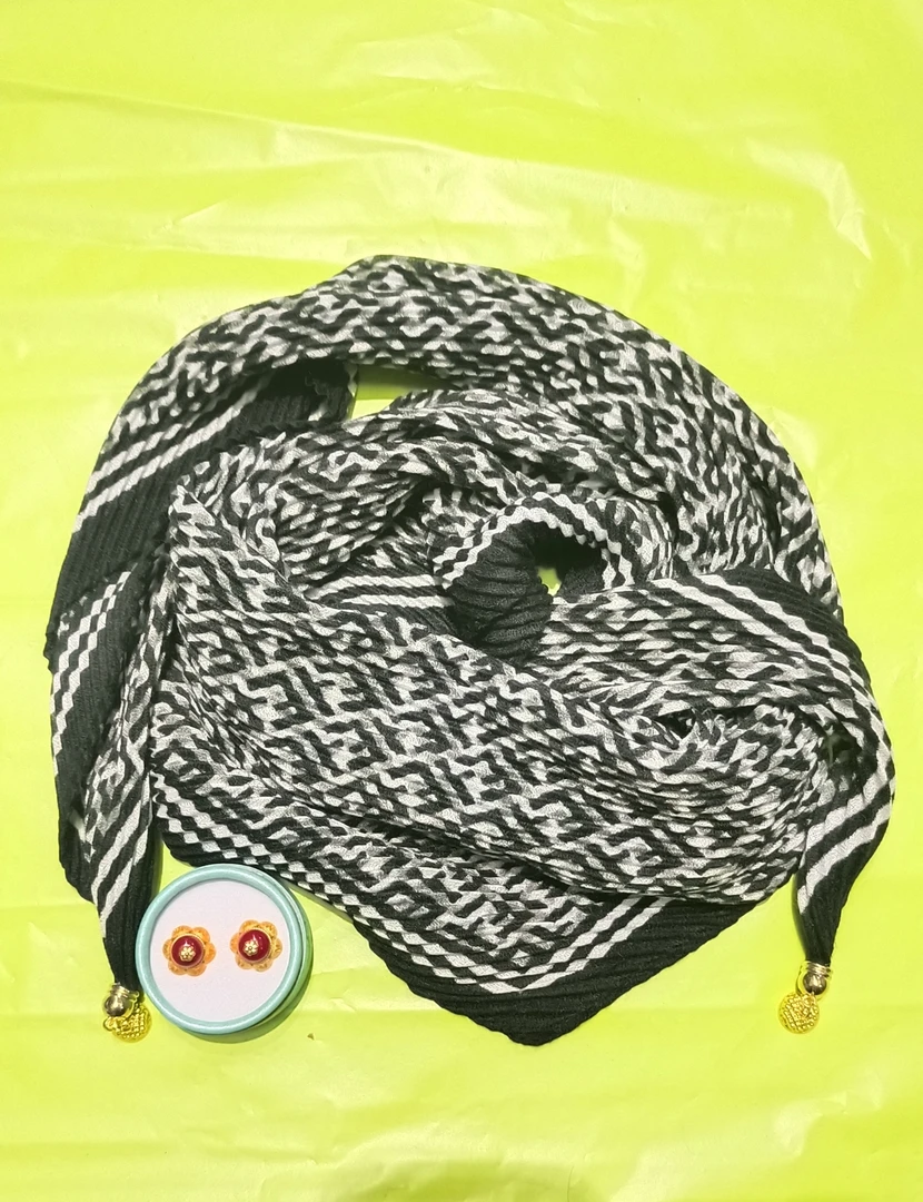 时尚百搭围巾秋冬款。斑马纹