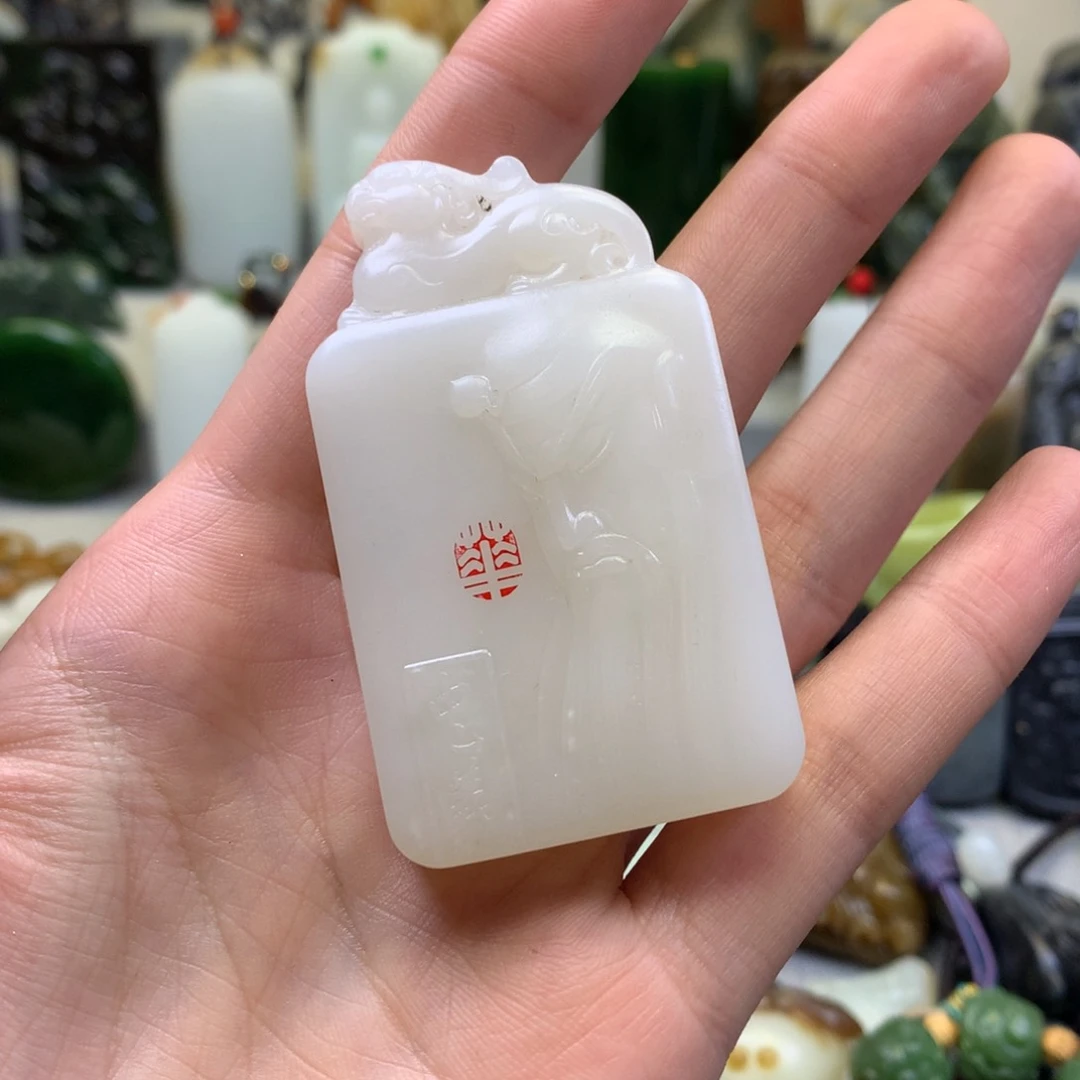 和田玉颈饰未镶嵌今****?