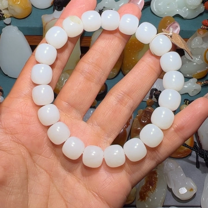 大***山和田玉未镶嵌颈饰