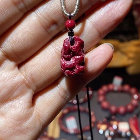 金***马天然辰砂原矿狗头砂透光8.2克吊坠