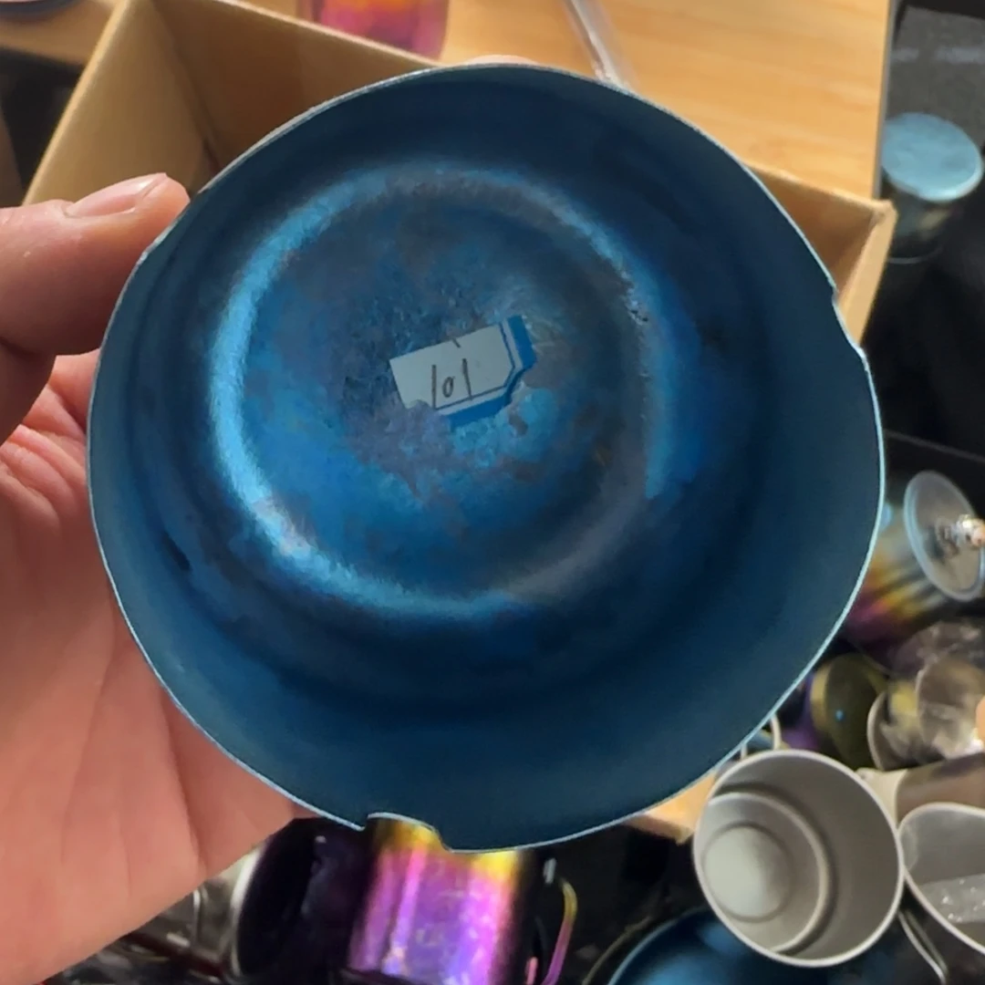 金属一个脏烟灰缸微瑕