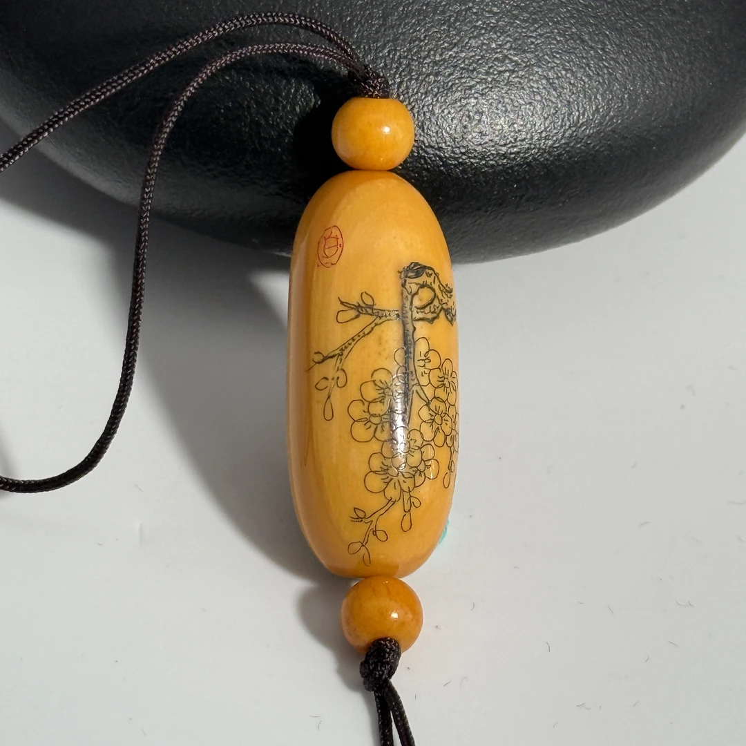 猛犸牙港工回流微刻梅花吊坠32*13mm假一罚四X2470