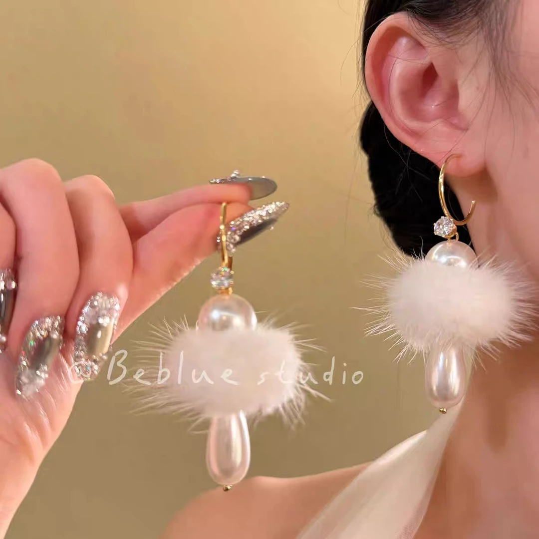 铜合金仿珍珠绒毛耳饰 温柔毛茸茸珍珠耳钉女精致设计感